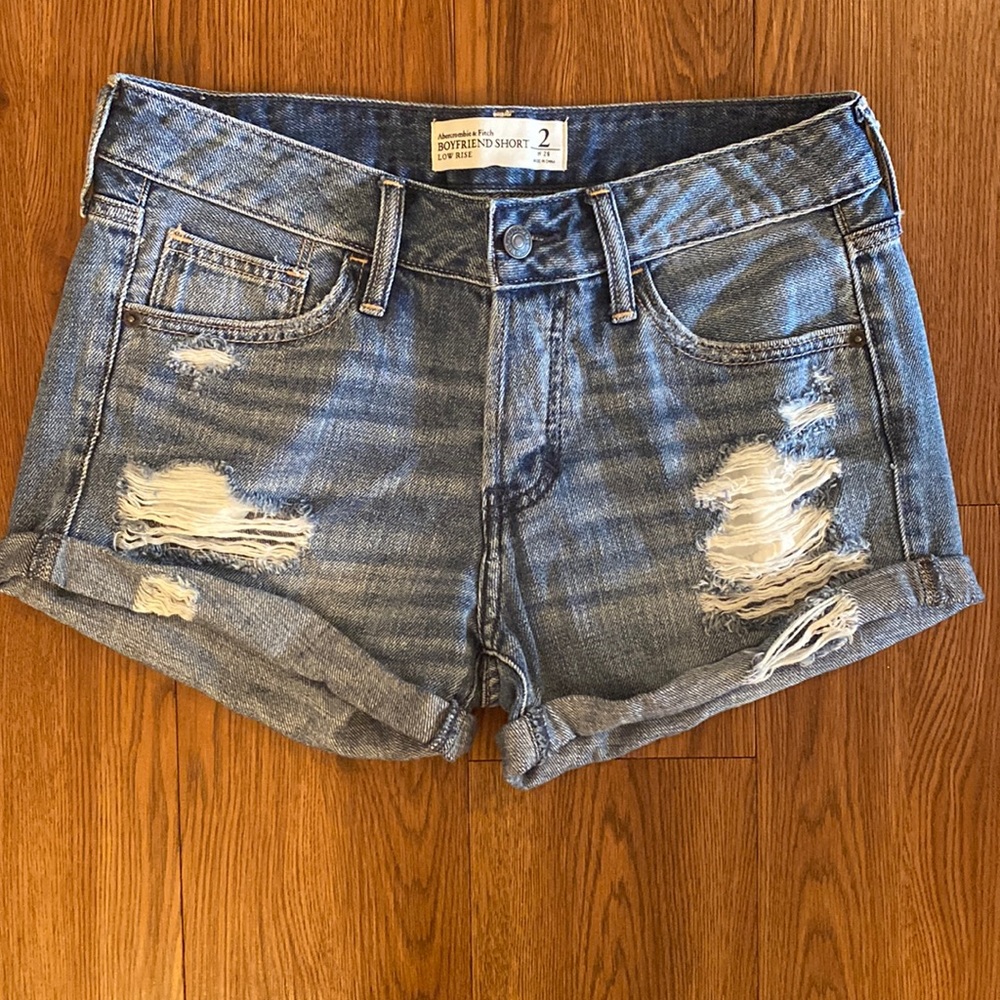 NWOT * Abercrombie & Fitch Boyfriend distressed blue jeans size 2 / 26